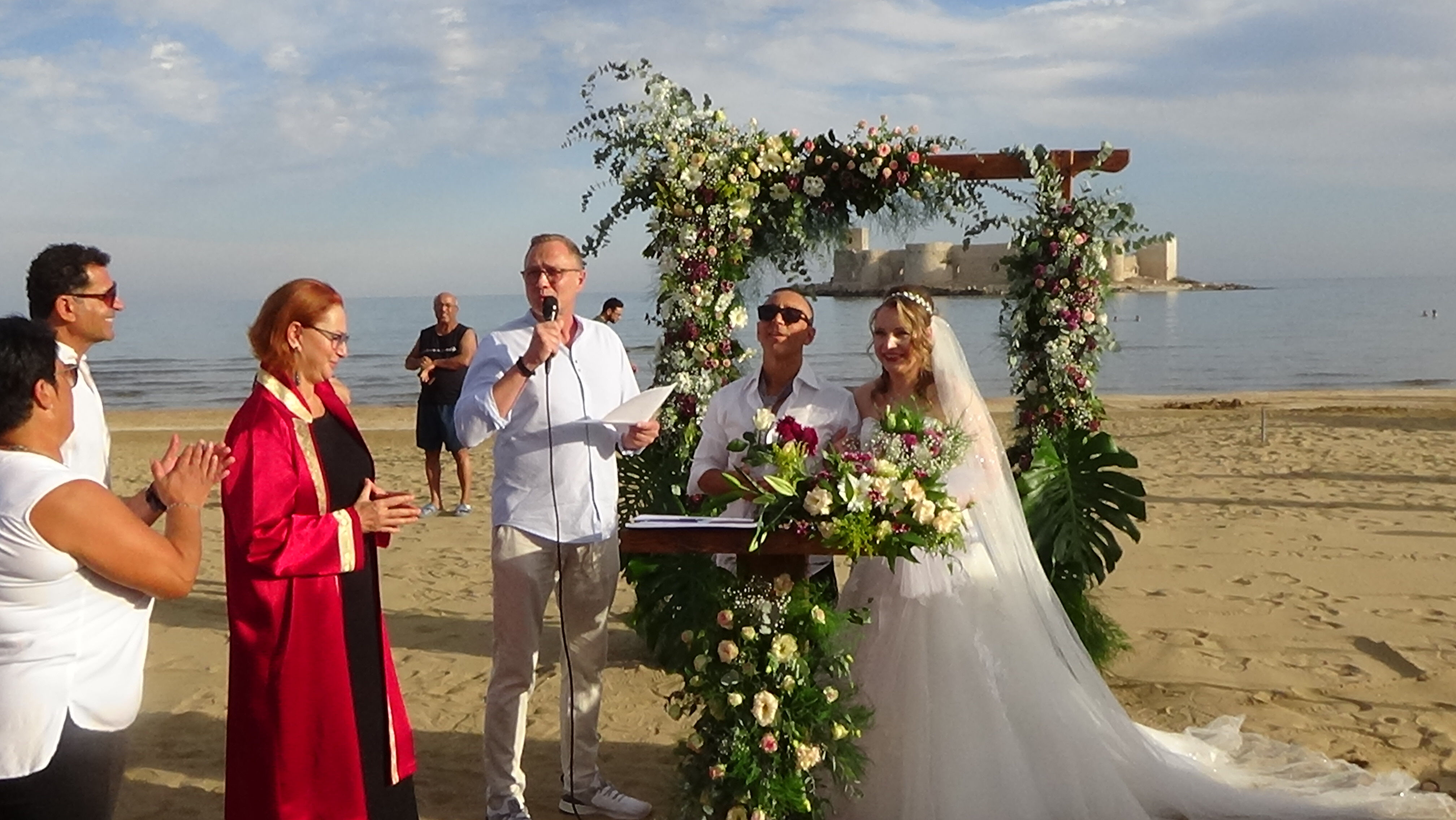 Kanseri yenen eşine düğün sürprizi! Alman çift sevindiren haberi nikahla kutladı - 1. Resim