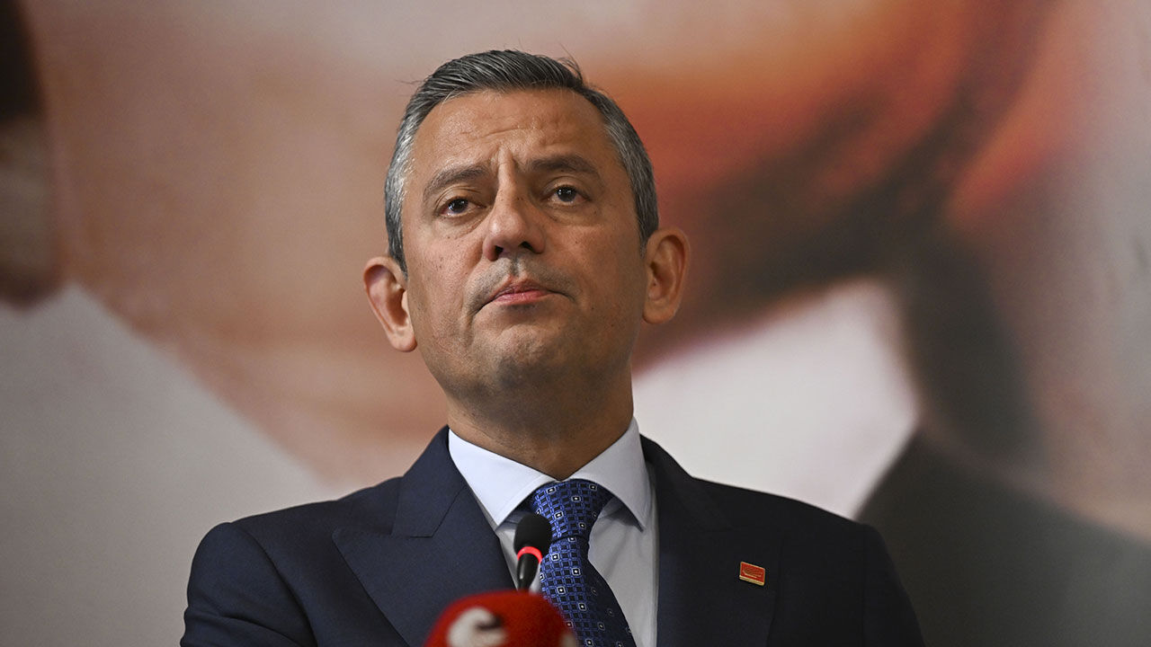 Özgür Özel'den terörle suçlanan Ahmet Özer'e destek! Bahçeli'nin 'Öcalan çağrısı'nı vurgulayarak elindeki kağıdını gösterdi - 1. Resim