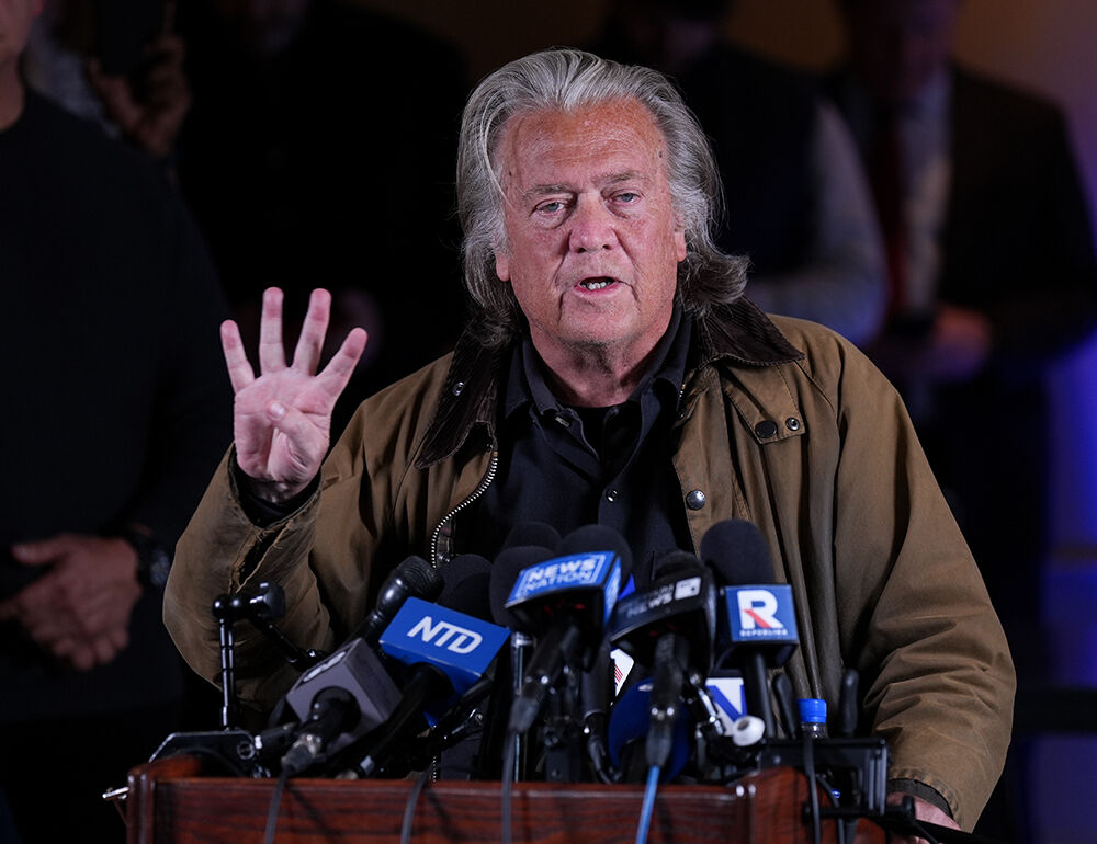 Trump'ın 70 yaşındaki eski danışmanı hapisten tahliye oldu! - 1. Resim