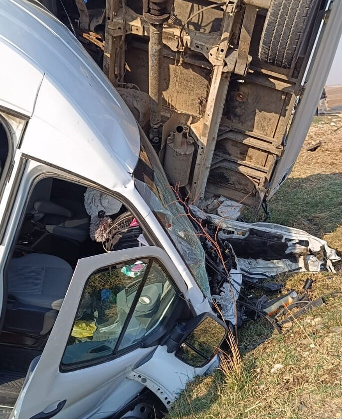 3 aracın çarpıştığı kazada ortalık kan gölüne döndü! Çok sayıda yaralı var - 2. Resim