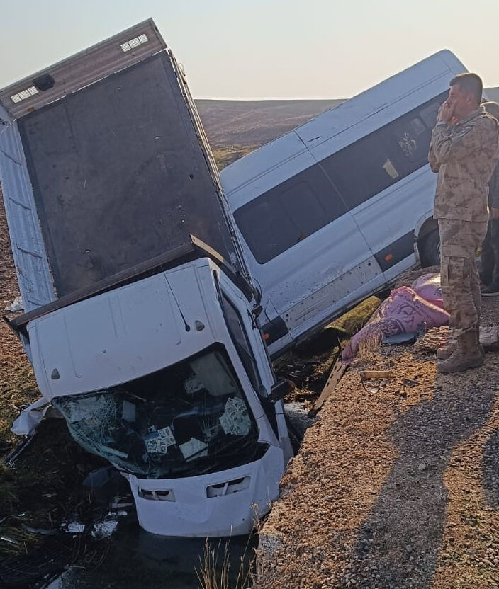 3 aracın çarpıştığı kazada ortalık kan gölüne döndü! Çok sayıda yaralı var - 1. Resim