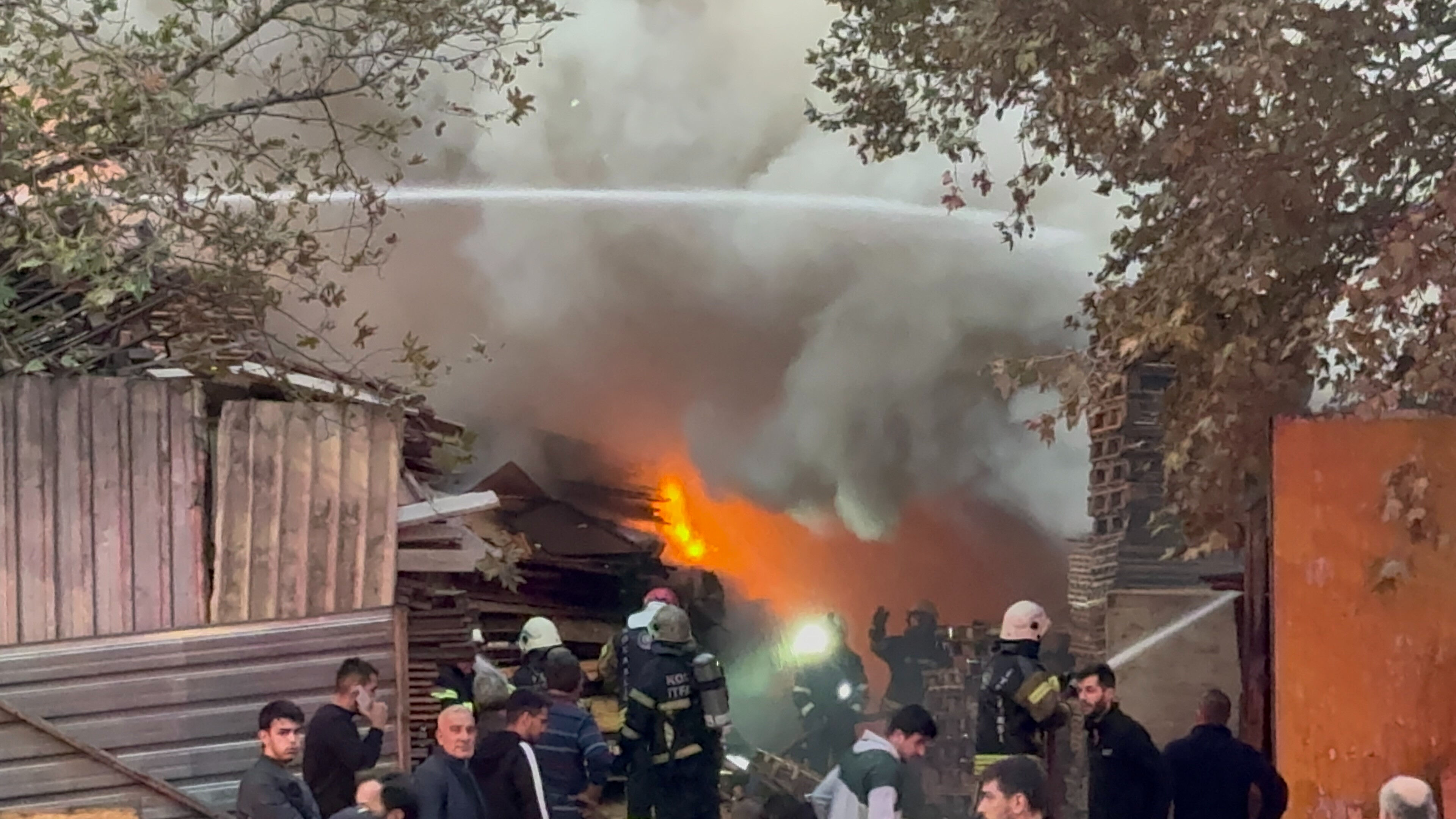 Alevler kısa sürede büyüdü! Kocaeli'nde palet deposunda korkutan yangın - 1. Resim