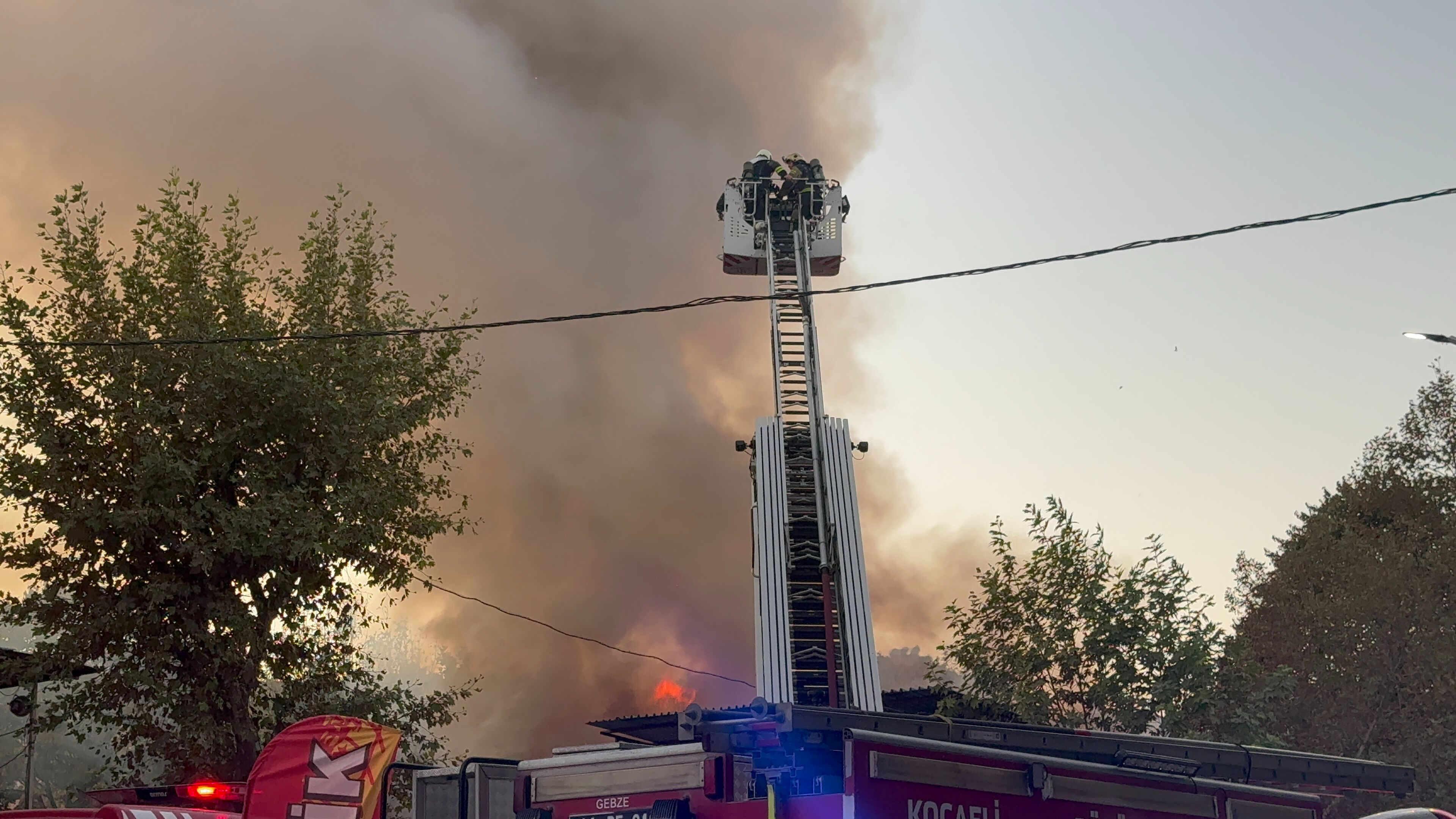 Alevler kısa sürede büyüdü! Kocaeli'nde palet deposunda korkutan yangın - 2. Resim