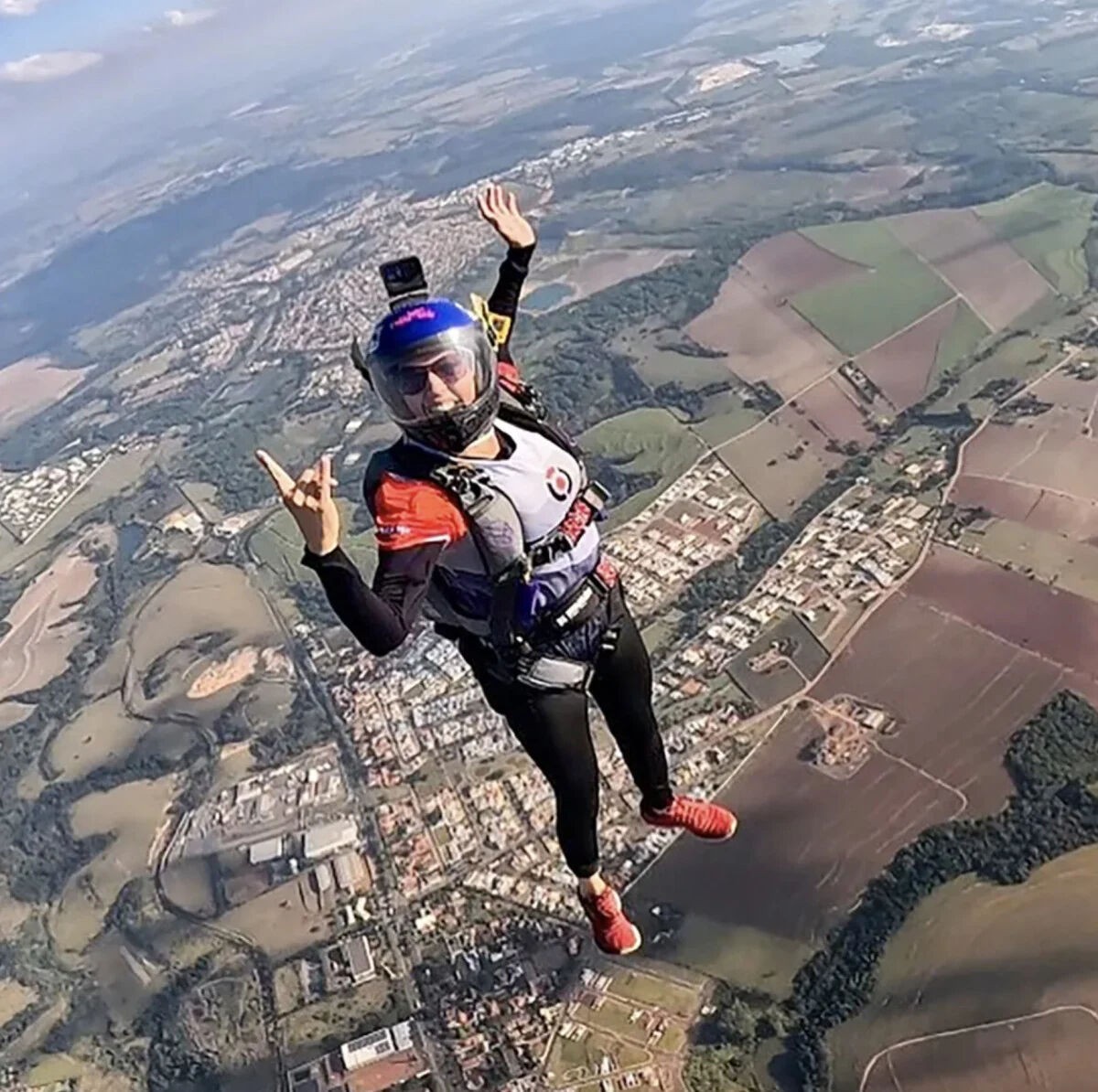 Brezilya’da paraşütü açılmayan bir kadın yere çakılarak feci şekilde can verdi Brezilya’da paraşütü açılmayan bir kadın yere çakılarak feci şekilde can verdi - 2. Resim