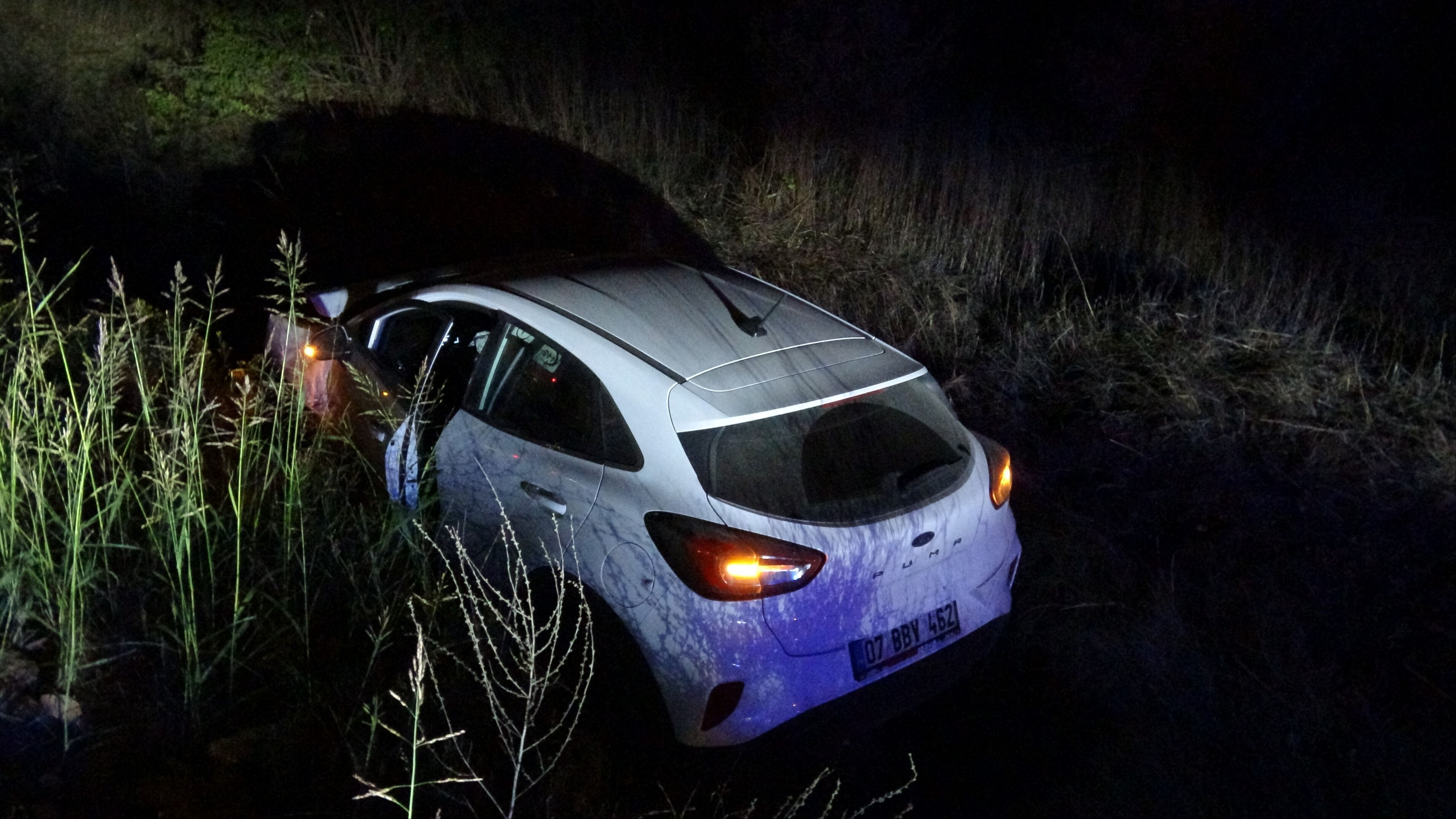 Çarpışan otomobiller kanala uçtu! Çok sayıda yaralı var - 2. Resim