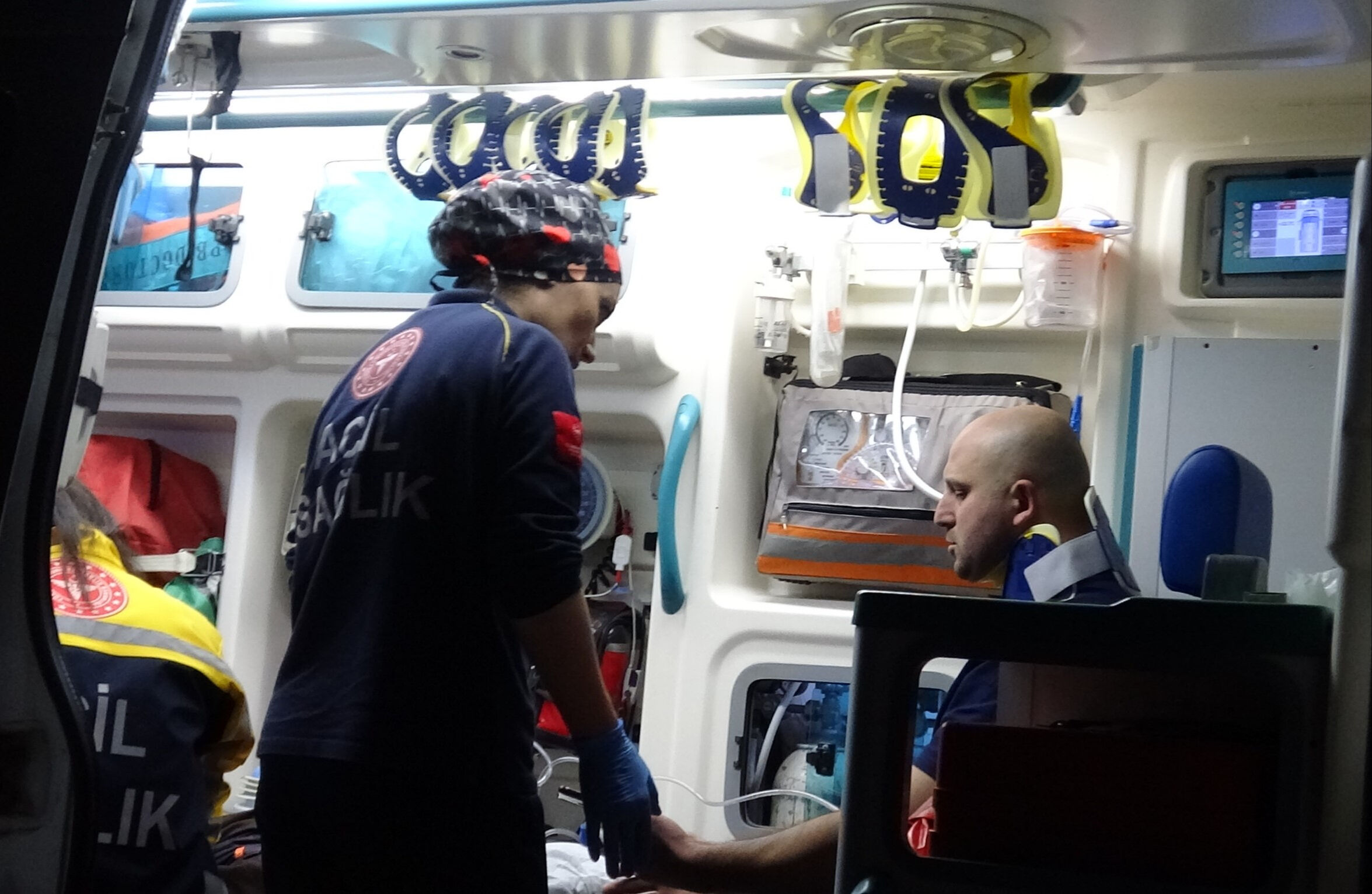 Çarpışan otomobiller kanala uçtu! Çok sayıda yaralı var - 1. Resim