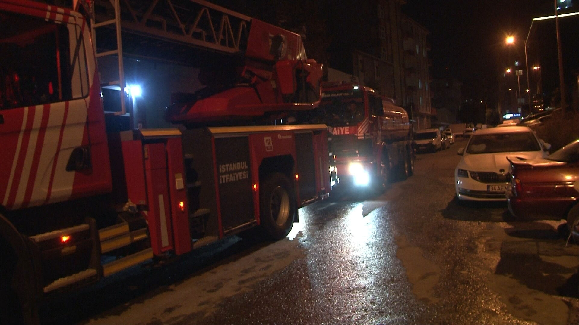 İstanbul'da alevler geceyi aydınlattı! Hafriyat kamyonları cayır cayır yandı - 2. Resim