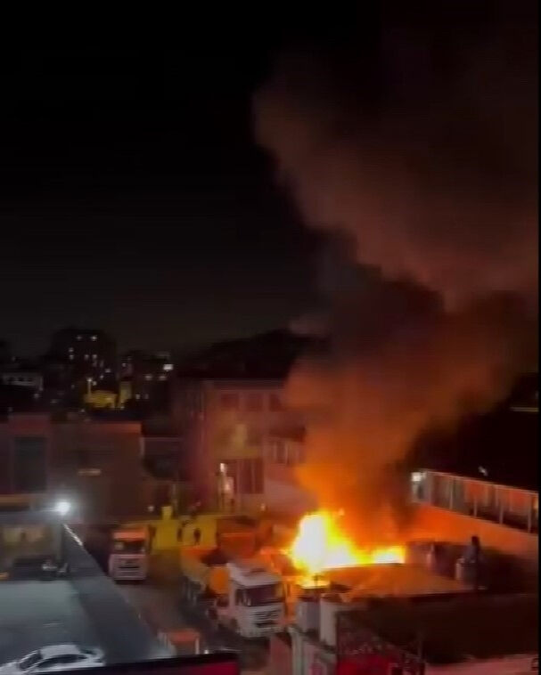 İstanbul'da alevler geceyi aydınlattı! Hafriyat kamyonları cayır cayır yandı - 1. Resim
