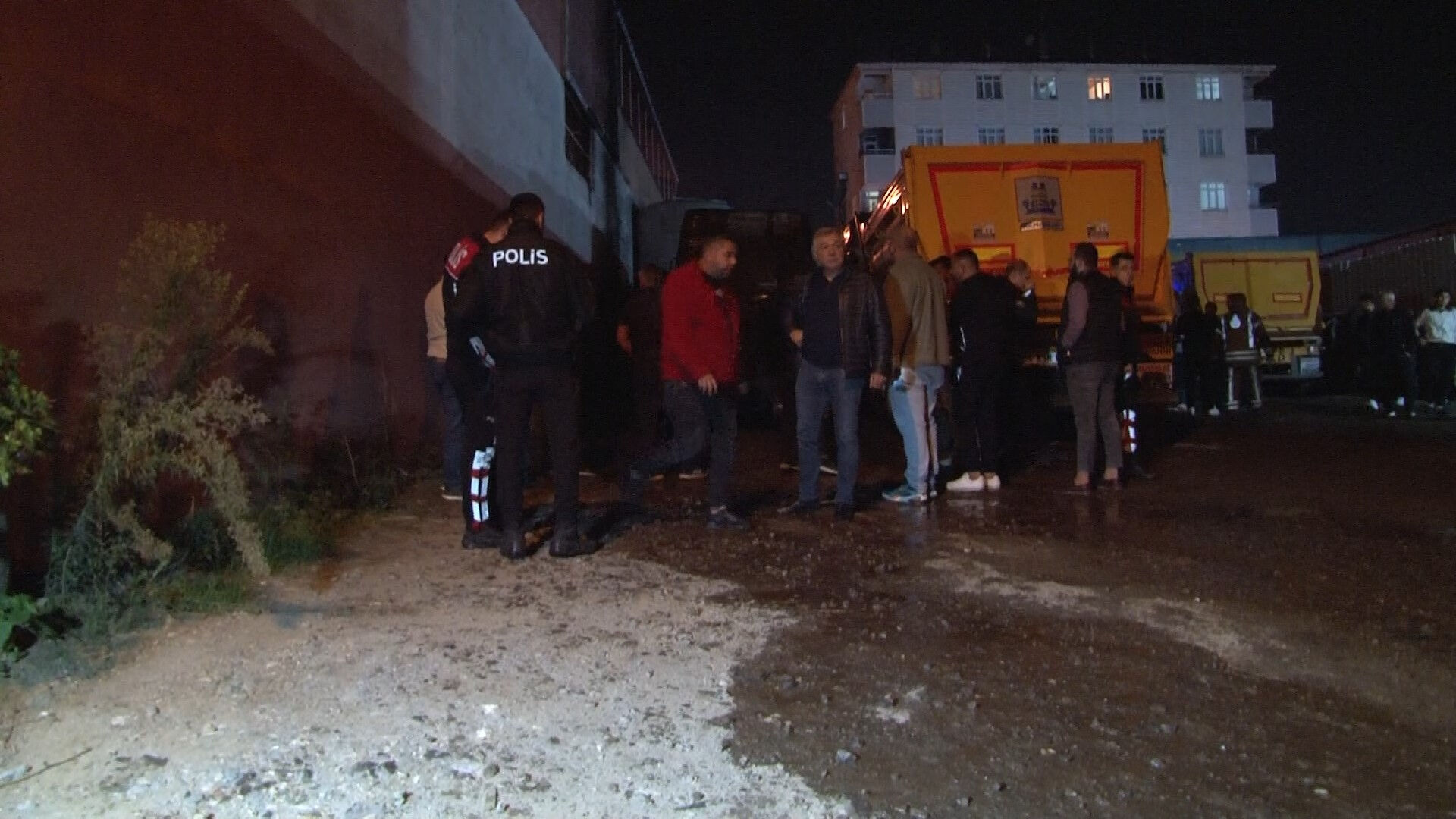 İstanbul'da alevler geceyi aydınlattı! Hafriyat kamyonları cayır cayır yandı - 3. Resim