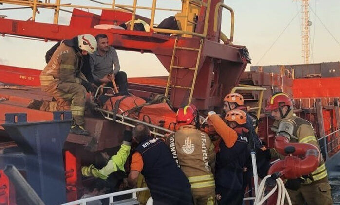 İstanbul'da kargo gemisinde facia! Güverte vinci devrildi, yaralılar var - 1. Resim