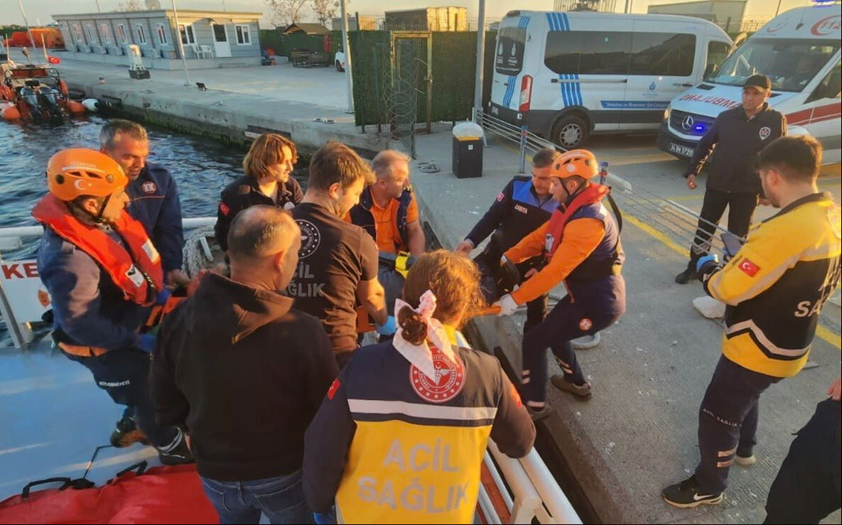 İstanbul'da kargo gemisinde facia! Güverte vinci devrildi, yaralılar var - 2. Resim