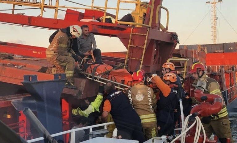 İstanbul'da kargo gemisinde facia! Güverte vinci devrildi, yaralılar var - 3. Resim