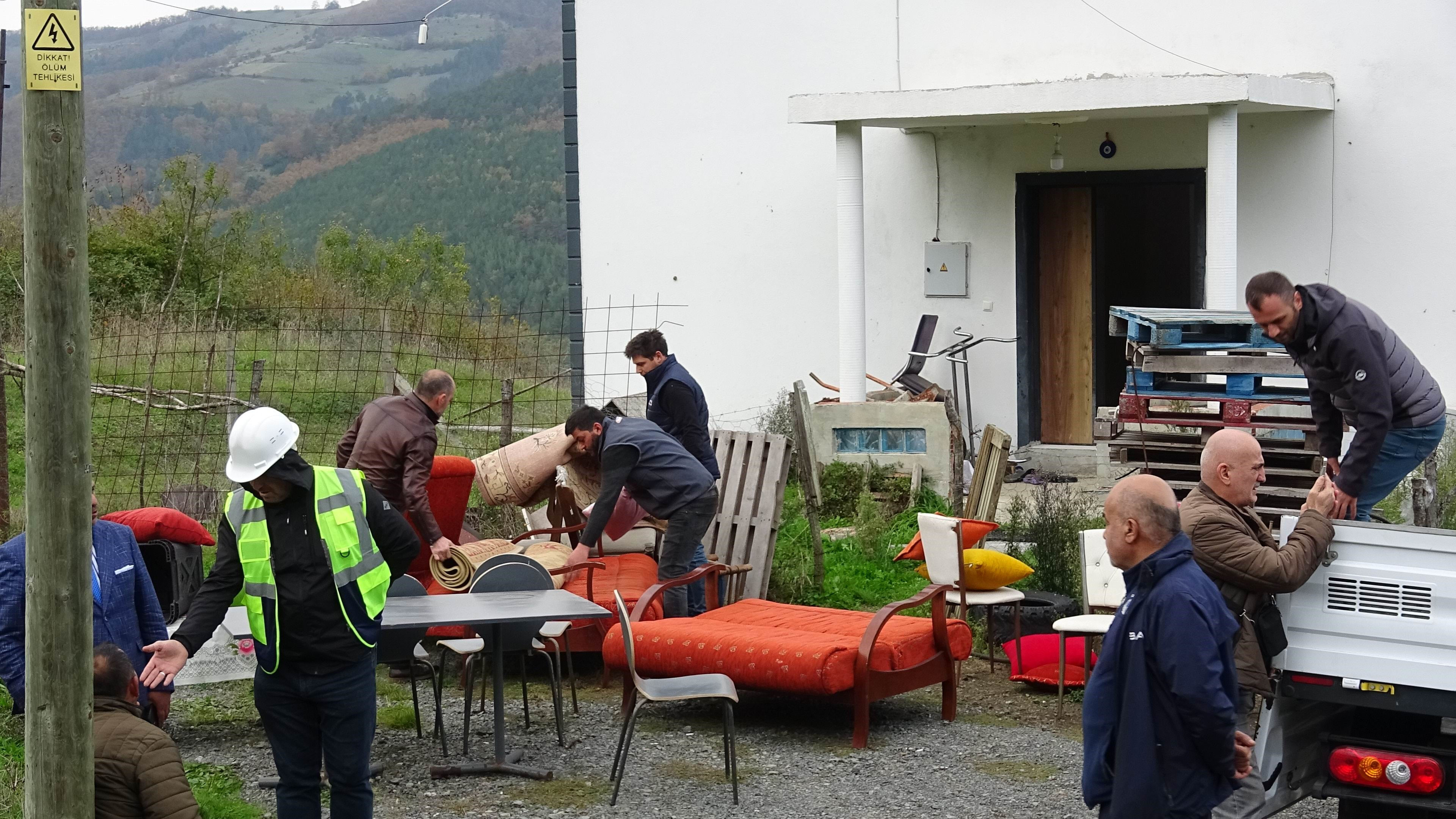 Kaçak villa yıkım kararı! Eşyalar bir bir boşaltılıyor - 1. Resim