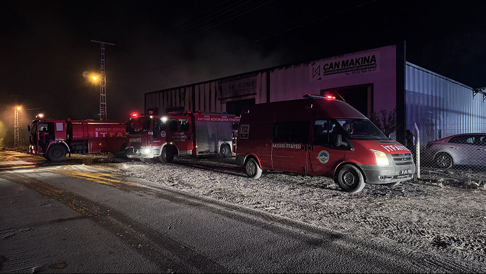 Kayseri'deki fabrika yangını kontrol altına alındı! Kayseri'deki fabrika yangını kontrol altına alındı! - 1. Resim