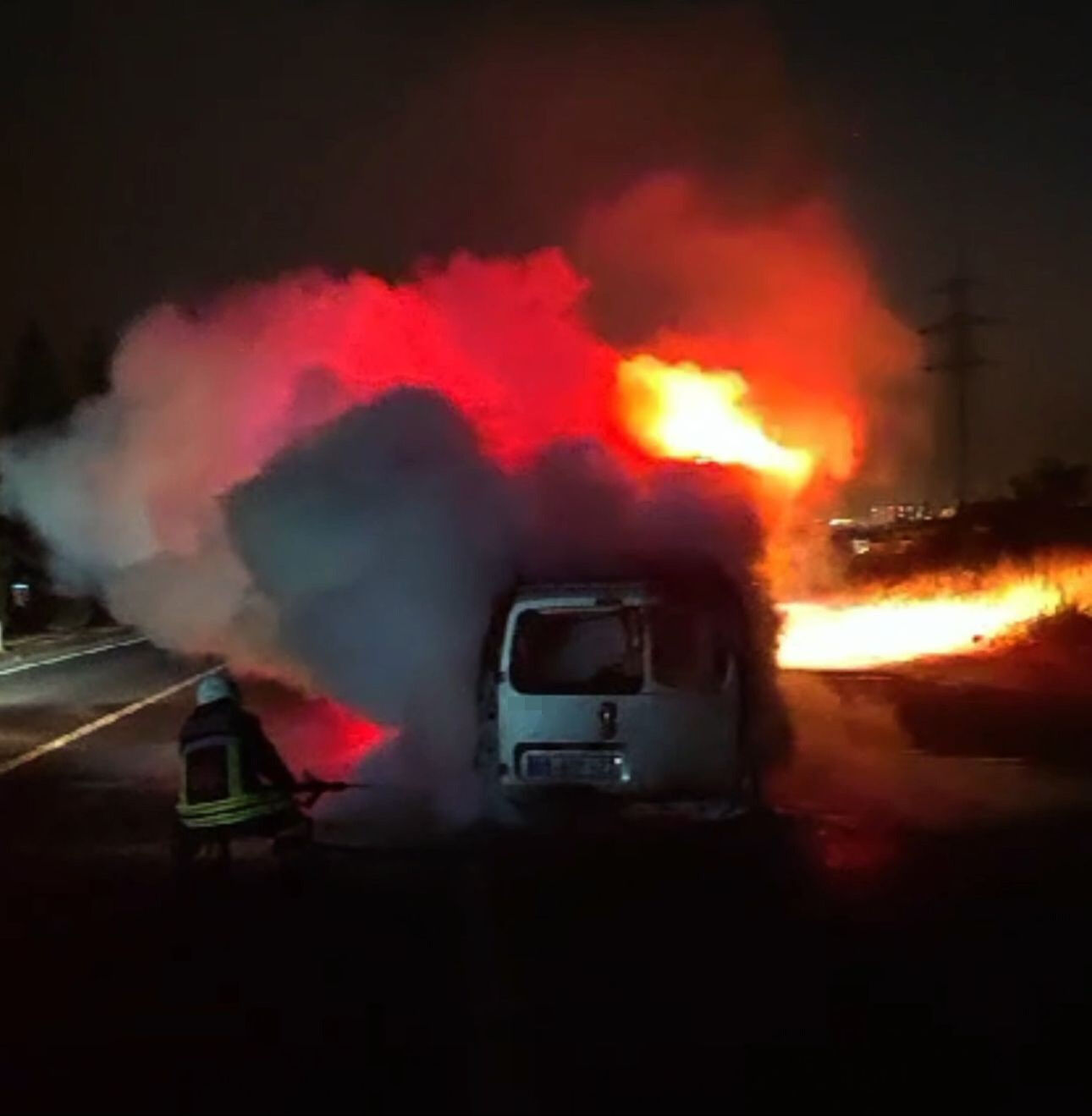 Seyir halindeki araç alev topuna döndü! Geriye sadece hurda kaldı - 1. Resim