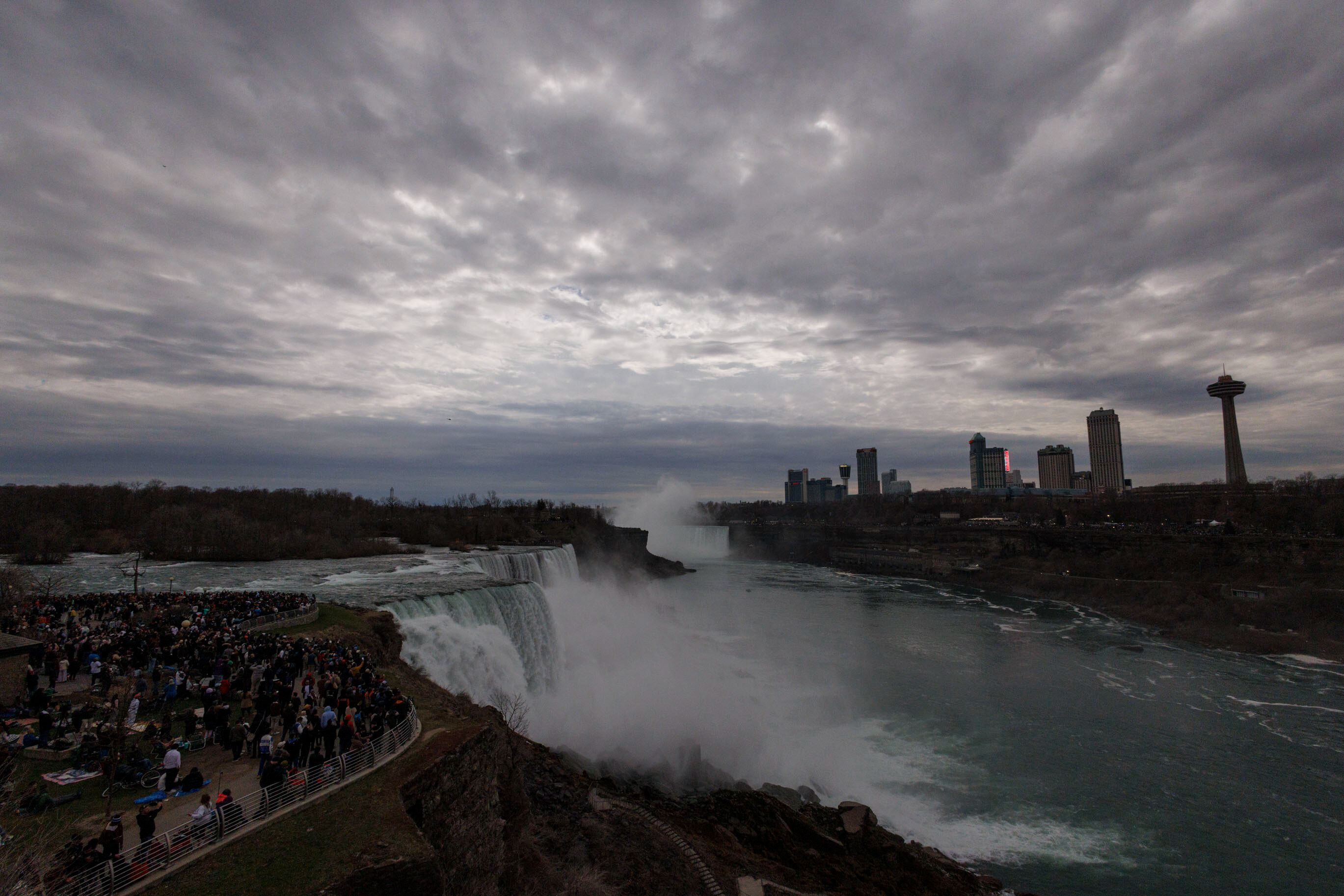 Trajik intihar! Anne, iki çocuğu ile birlikte Niagara Şelalesi'nden atladı - 1. Resim