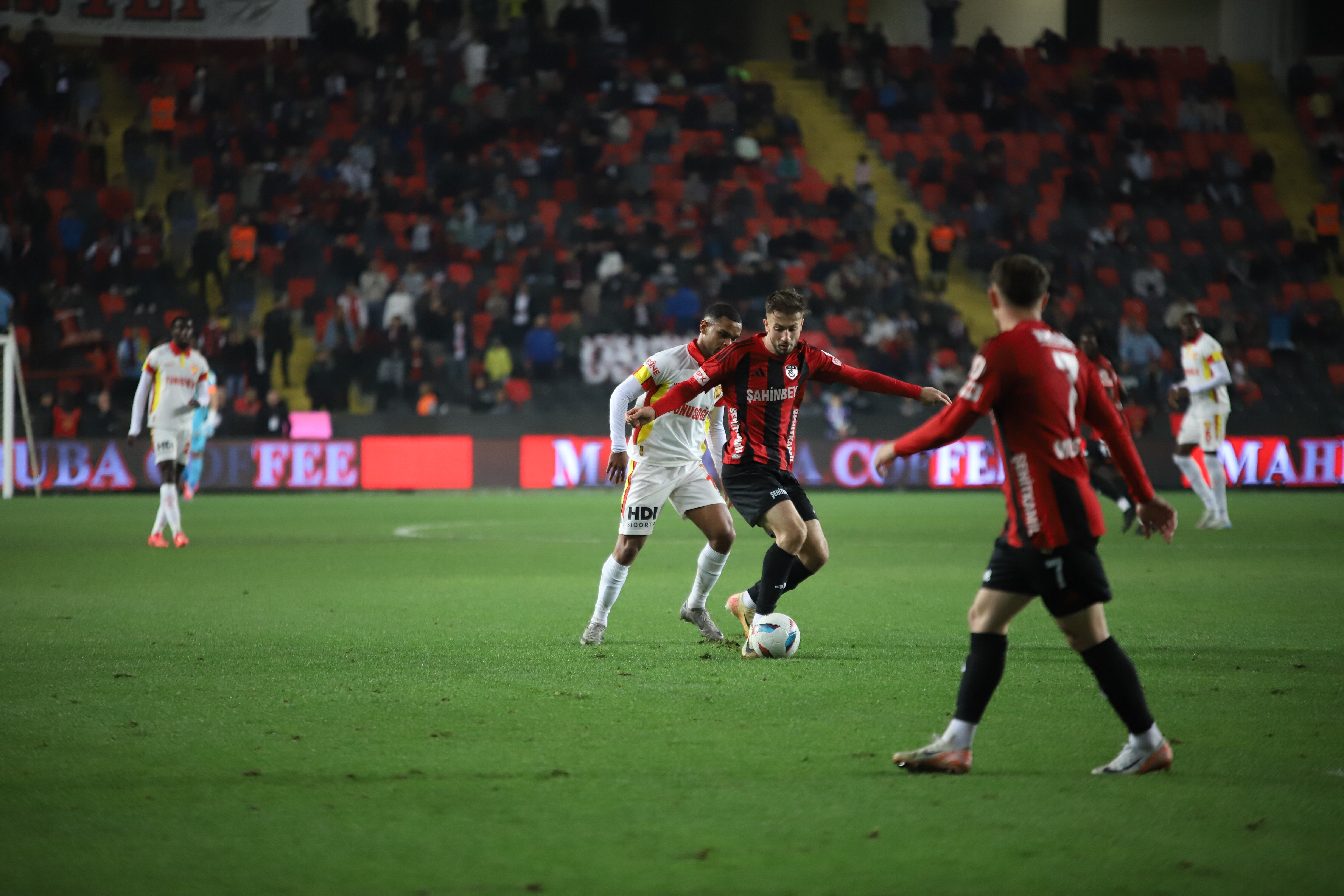 5 dakikada 3 puanı hanesine yazdırdı! Gaziantep, Göztepe'yi 2-1 mağlup etti - 1. Resim