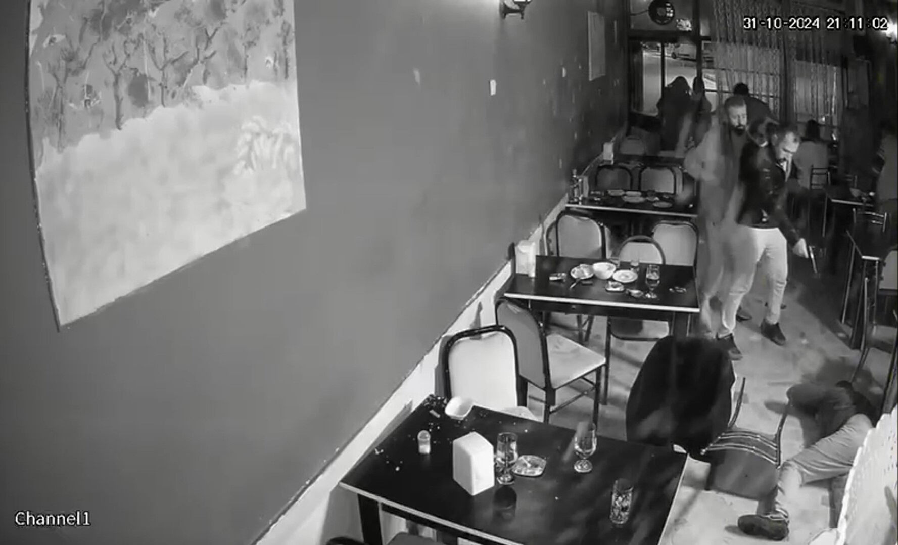 Burdur'da korkunç anlar! Yan masadaki husumetlisine kurşun yağdırdı - 3. Resim