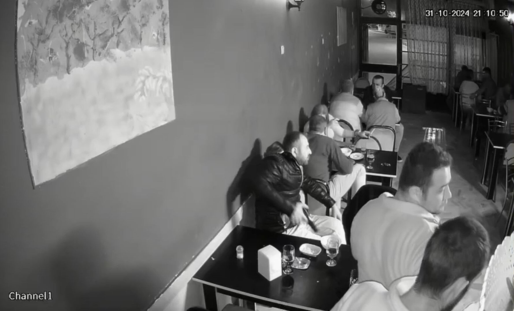 Burdur'da korkunç anlar! Yan masadaki husumetlisine kurşun yağdırdı - 1. Resim