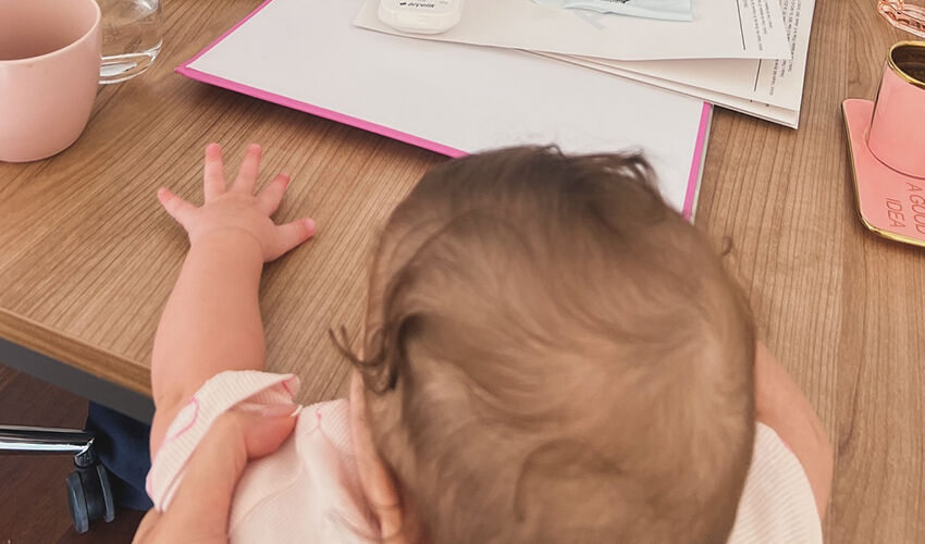 Eda Ece kızı Mina İpek'in yüzünü gösterdi! Bakanlar babaya benzetti - 2. Resim