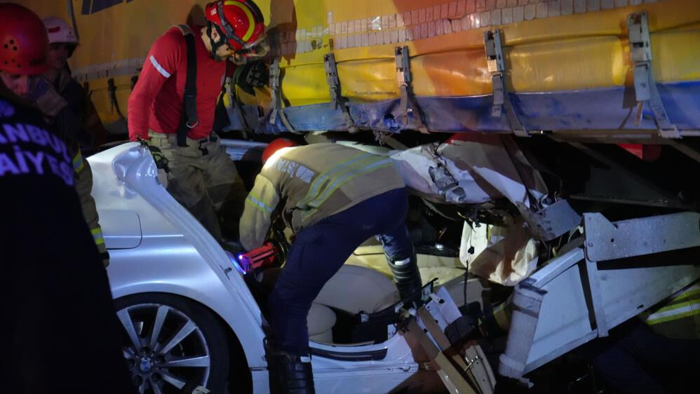 Esenyurt'ta korkunç kaza! Otomobil tırın altına girdi - 3. Resim