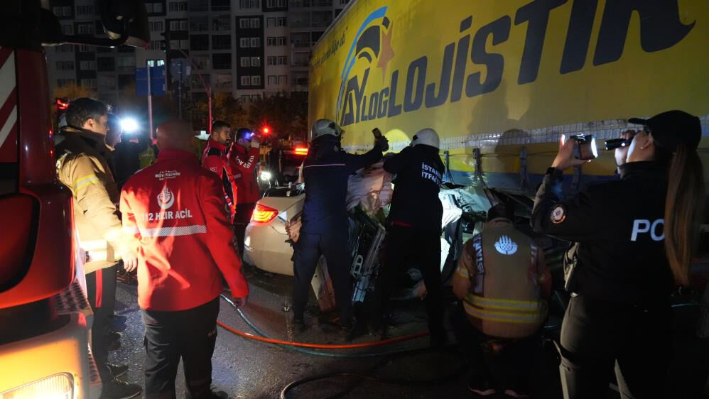 Esenyurt'ta korkunç kaza! Otomobil tırın altına girdi - 1. Resim