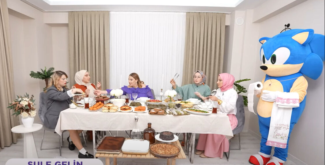 Gelin Evi'nde şaşırtan anlar! Yarışmacının tuhaf sunumu olay oldu Gelin Evi'nde şaşırtan anlar! Yarışmacının tuhaf sunumu olay oldu - 1. Resim