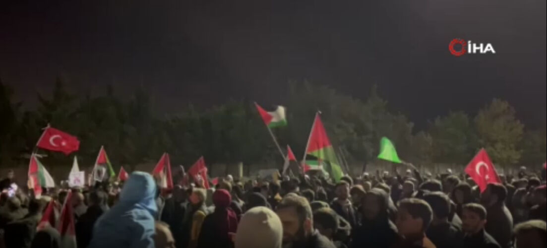 İstanbul Ambarlı'da İsrail ile ticareti protesto eden bir grup, liman yolunu kapattı İstanbul Ambarlı'da İsrail ile ticareti protesto eden bir grup, liman yolunu kapattı - 1. Resim