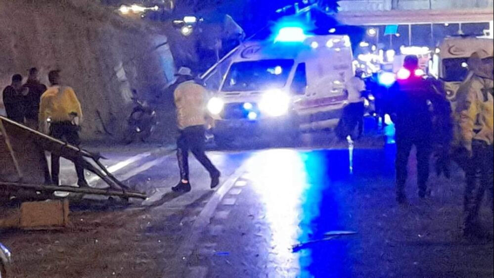 İstanbul'da kaza yapan otomobil İETT durağına daldı! Yaralılar var... İstanbul'da kaza yapan otomobil İETT durağına daldı! Yaralılar var... - 2. Resim