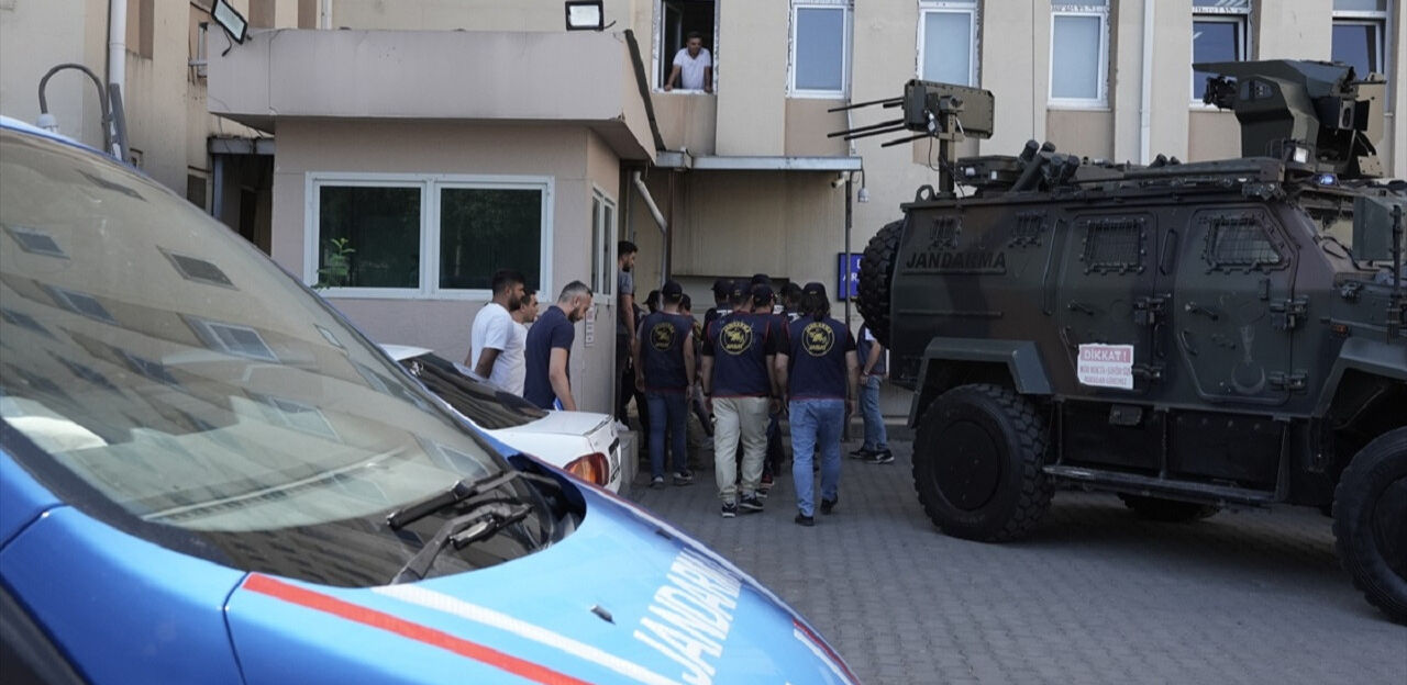 Narin Güran'ın amcası Salim Güran'ın cesedin yanına geldiği anların görüntüsü ortaya çıktı Narin Güran'ın amcası Salim Güran'ın cesedin yanına geldiği anların görüntüsü ortaya çıktı - 3. Resim
