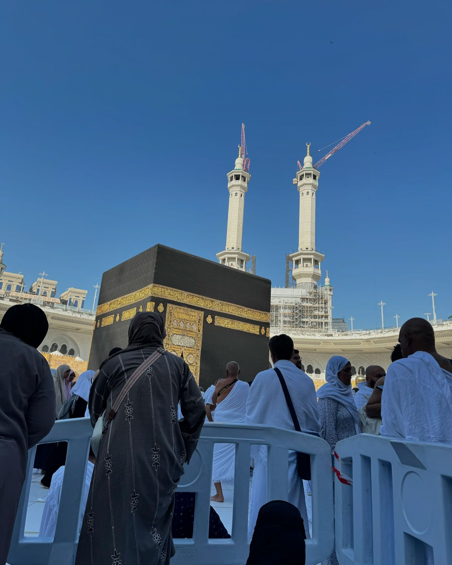 Uzun süredir ekranlardan uzaktı! Damla Ersubaşı Umre'ye gitti! Son hali dikkat çekti - 3. Resim