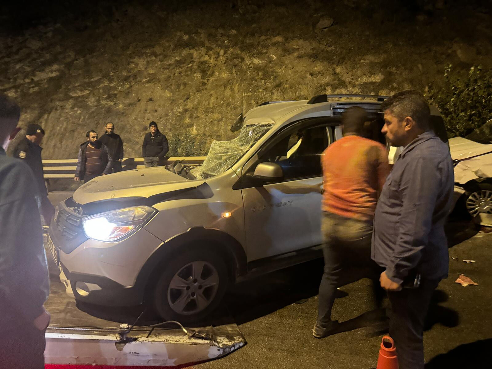 Afyonkarahisar'da 9 aracın birbirine girdiği kazada 18 kişi yaralandı - 2. Resim