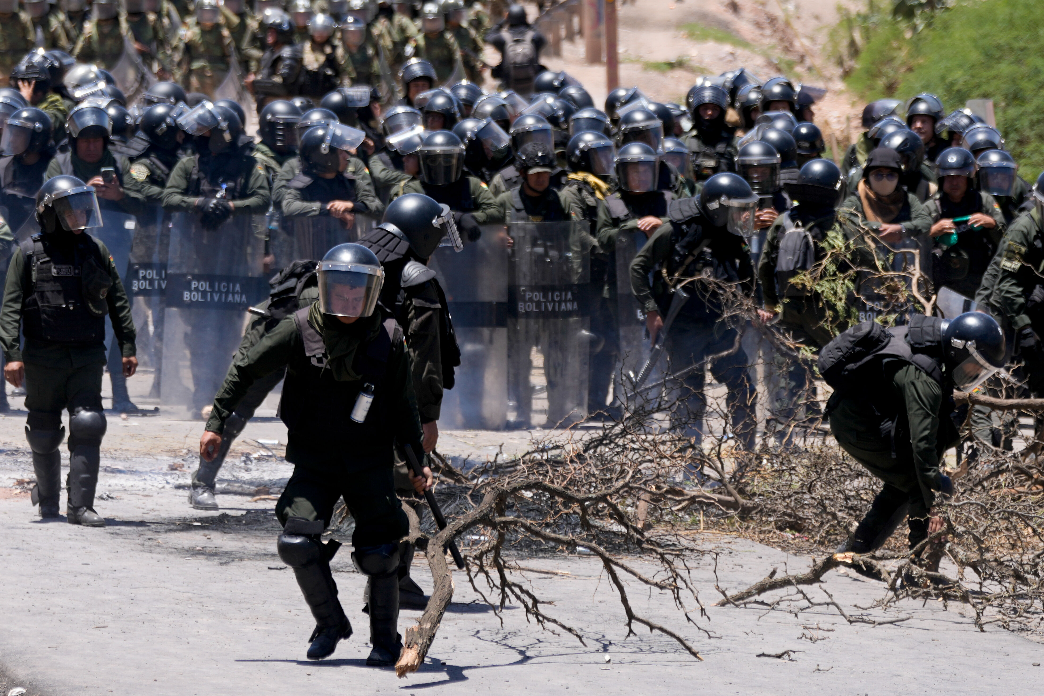 Bolivya'da kışlalara baskın! Askerler rehin alındı - 1. Resim