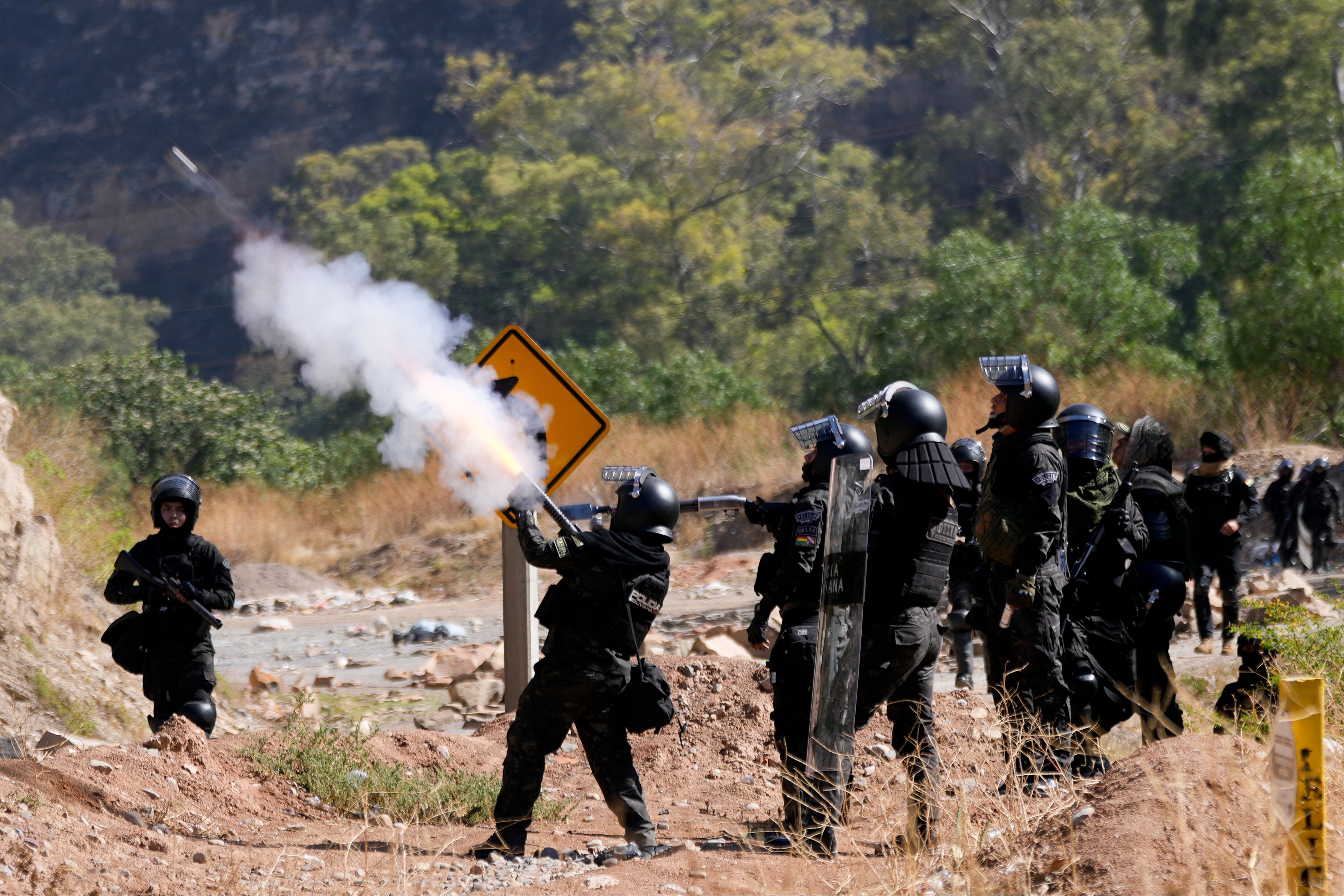 Bolivya'da kışlalara baskın! Askerler rehin alındı - 2. Resim