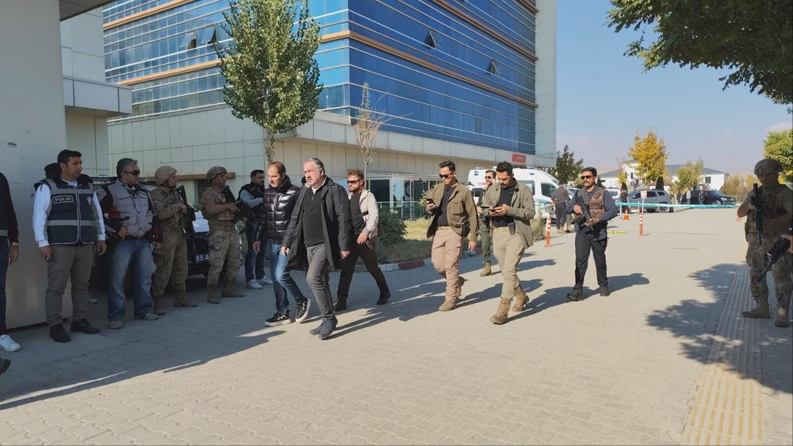 Hastanede silahlı saldırı! Ölü ve yaralılar var - 1. Resim