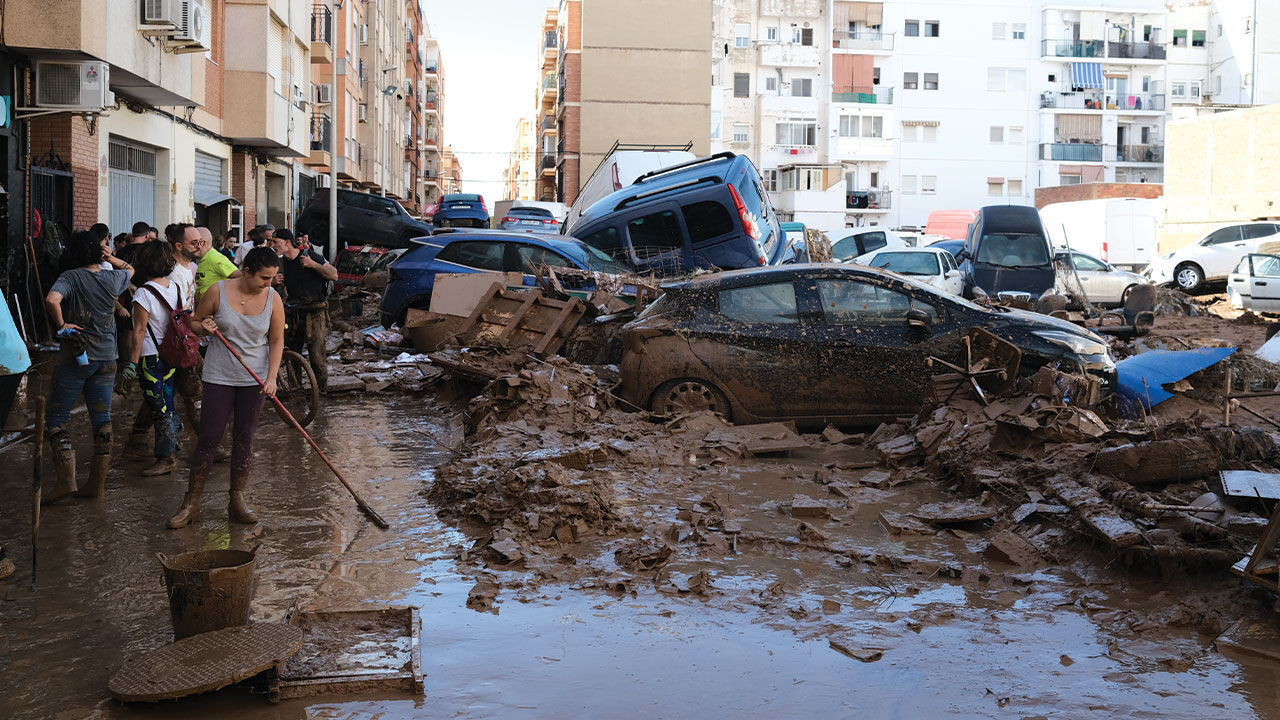 İspanya'yı vuran sel ölüm saçıyor! Vatandaşlar sokağa döküldü İspanya'yı vuran sel ölüm saçıyor! Vatandaşlar sokağa döküldü - 4. Resim
