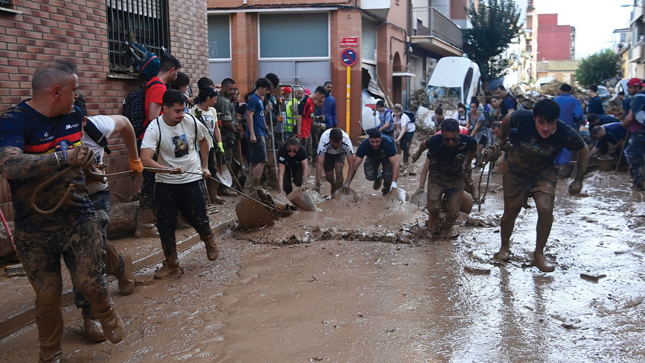İspanya'yı vuran sel ölüm saçıyor! Vatandaşlar sokağa döküldü İspanya'yı vuran sel ölüm saçıyor! Vatandaşlar sokağa döküldü - 3. Resim