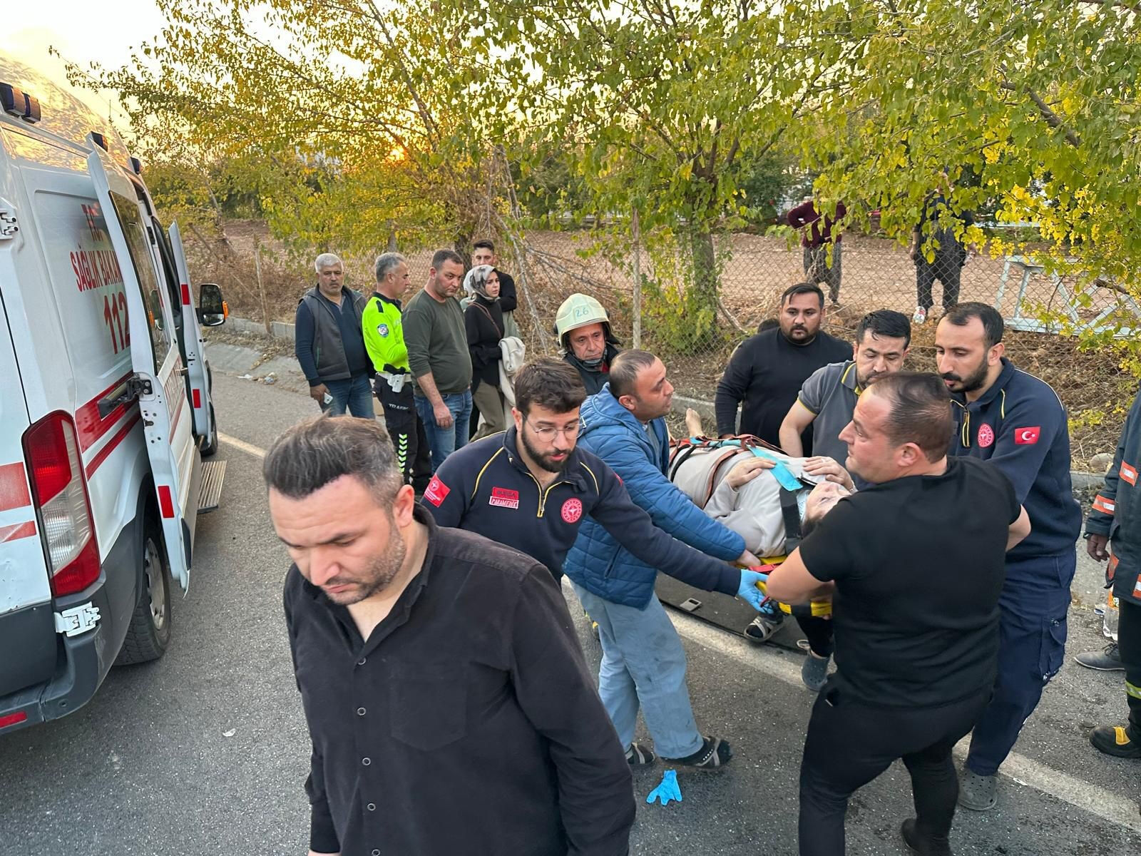 K&ouml;peğe &ccedil;arpmamak i&ccedil;in manevra yapınca takla attı! Feci kazada &ccedil;ok sayıda yaralı var - 2. Resim