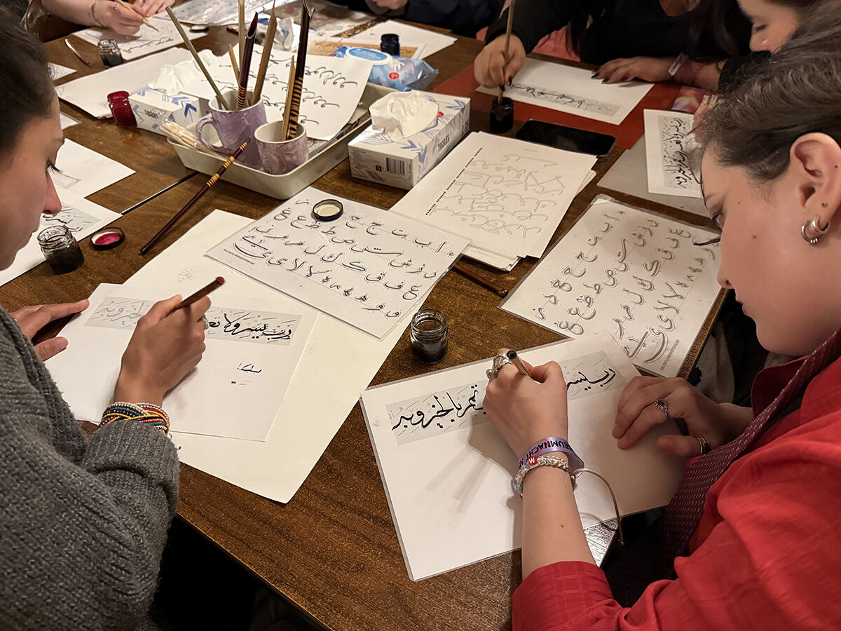 Bağdaş kurup namazı seyrettiler! Amsterdam'da kiliseden çevrilen Fatih Camisi gayrimüslimlere açıldı - 10. Resim