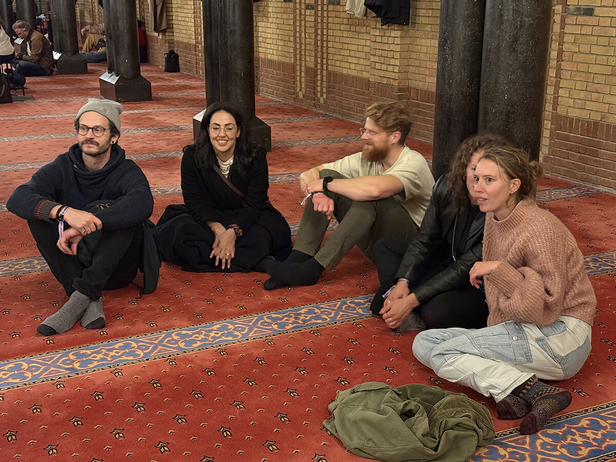 Bağdaş kurup namazı seyrettiler! Amsterdam'da kiliseden çevrilen Fatih Camisi gayrimüslimlere açıldı - 11. Resim