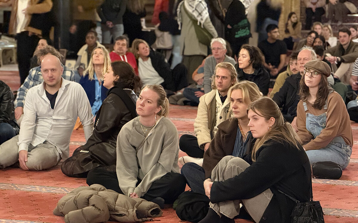 Bağdaş kurup namazı seyrettiler! Amsterdam'da kiliseden çevrilen Fatih Camisi gayrimüslimlere açıldı - 6. Resim