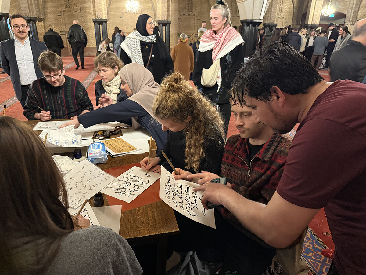 Bağdaş kurup namazı seyrettiler! Amsterdam'da kiliseden çevrilen Fatih Camisi gayrimüslimlere açıldı - 3. Resim