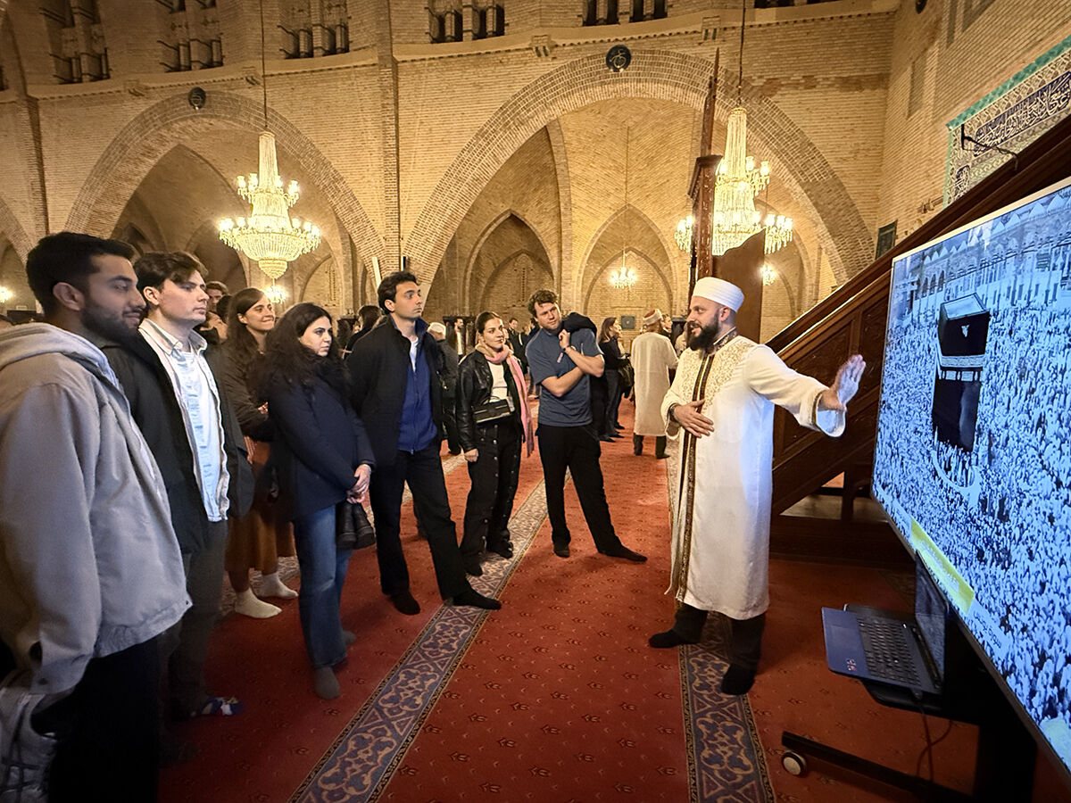 Bağdaş kurup namazı seyrettiler! Amsterdam'da kiliseden çevrilen Fatih Camisi gayrimüslimlere açıldı - 4. Resim