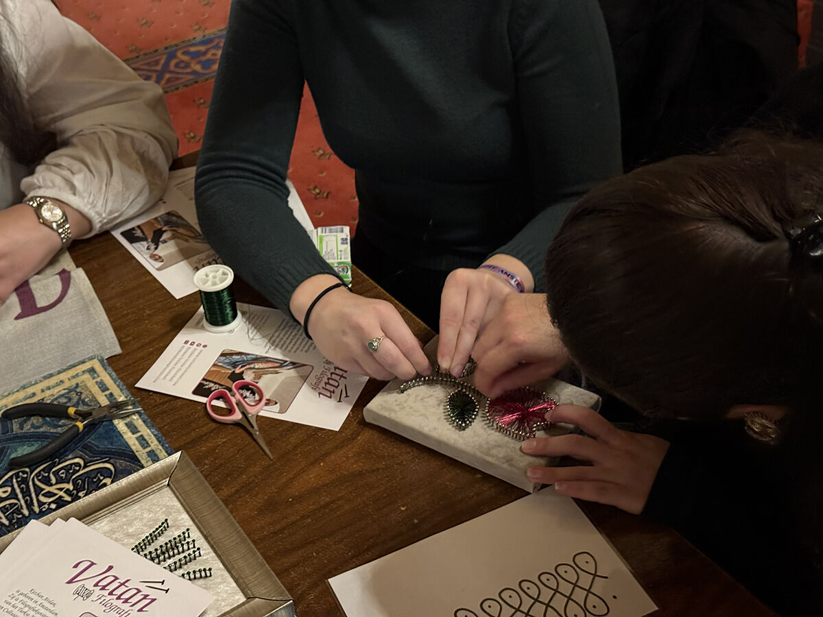 Bağdaş kurup namazı seyrettiler! Amsterdam'da kiliseden çevrilen Fatih Camisi gayrimüslimlere açıldı - 9. Resim