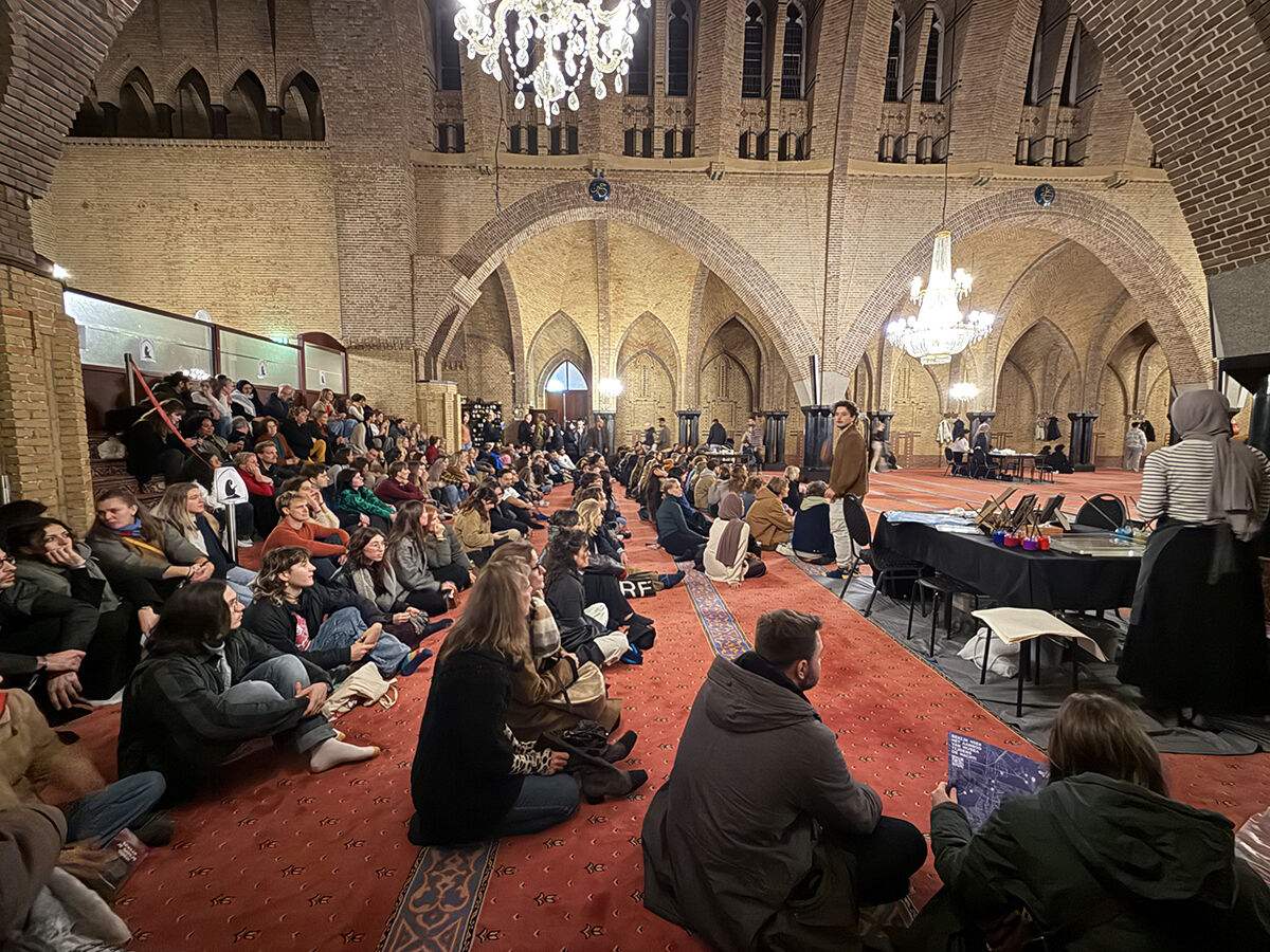 Bağdaş kurup namazı seyrettiler! Amsterdam'da kiliseden çevrilen Fatih Camisi gayrimüslimlere açıldı - 2. Resim
