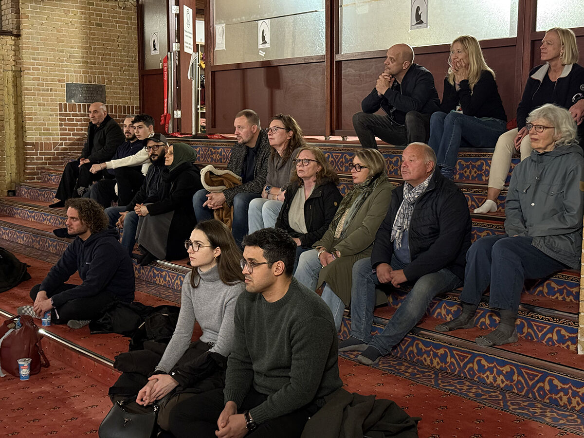 Bağdaş kurup namazı seyrettiler! Amsterdam'da kiliseden çevrilen Fatih Camisi gayrimüslimlere açıldı - 7. Resim