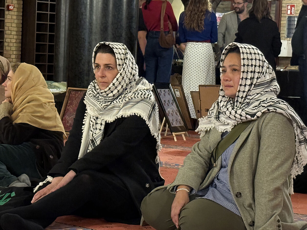 Bağdaş kurup namazı seyrettiler! Amsterdam'da kiliseden çevrilen Fatih Camisi gayrimüslimlere açıldı - 5. Resim