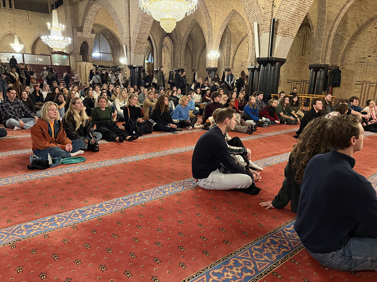 Bağdaş kurup namazı seyrettiler! Amsterdam'da kiliseden çevrilen Fatih Camisi gayrimüslimlere açıldı - 14. Resim