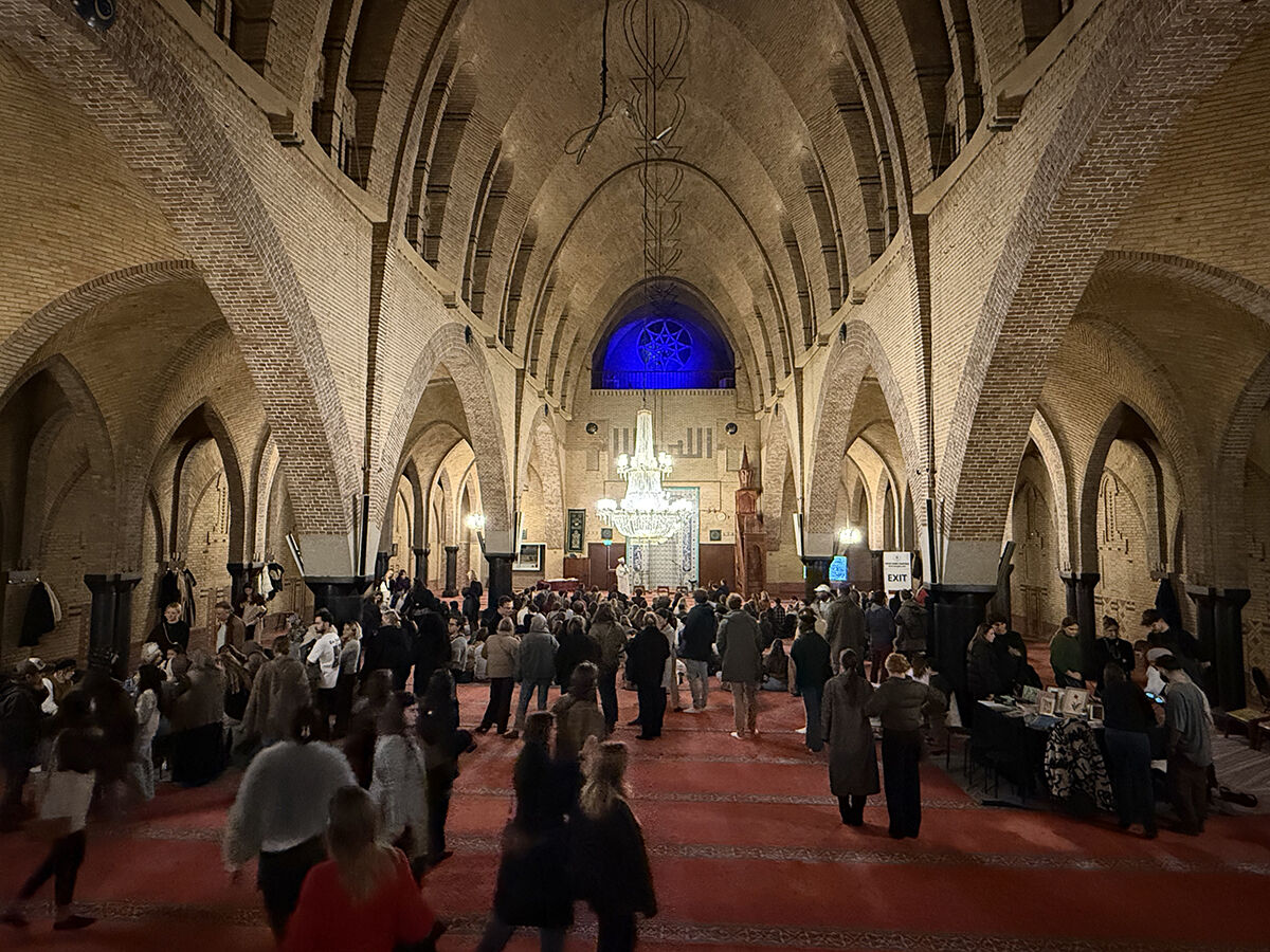 Bağdaş kurup namazı seyrettiler! Amsterdam'da kiliseden çevrilen Fatih Camisi gayrimüslimlere açıldı - 13. Resim