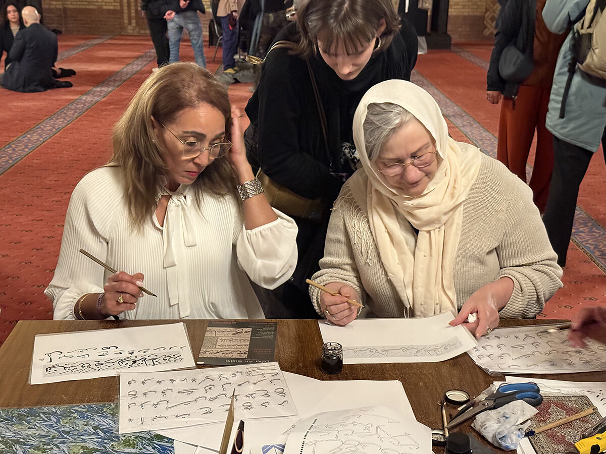 Bağdaş kurup namazı seyrettiler! Amsterdam'da kiliseden çevrilen Fatih Camisi gayrimüslimlere açıldı - 12. Resim